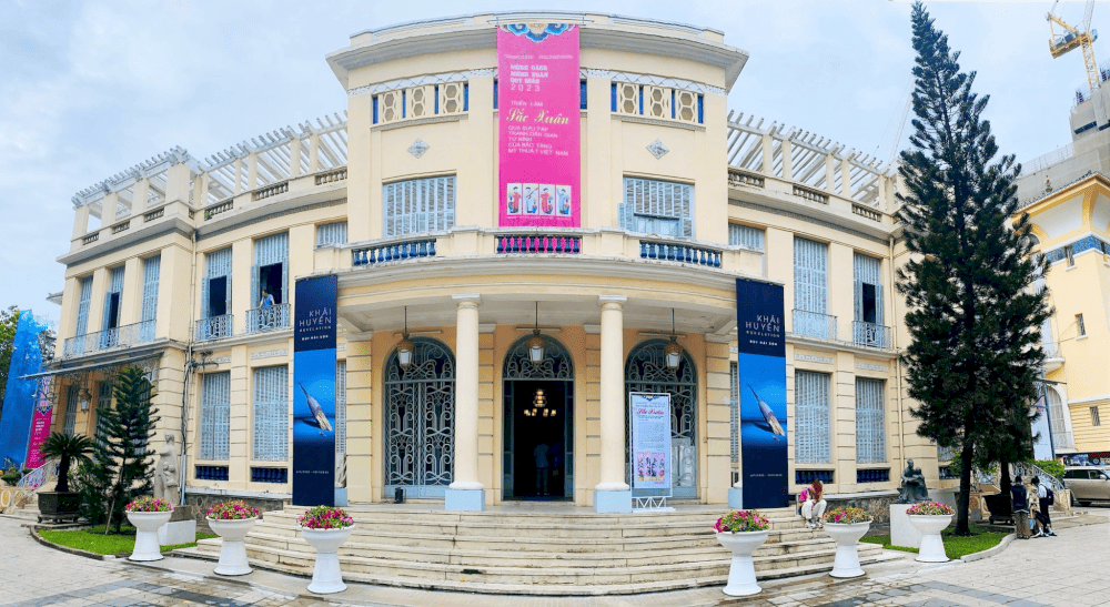 The entrance of the Ho Chi Minh City Museum of Fine Arts features a traditional design with a tiled roof and grand pillars (Source: Fanpage Bảo tàng Mỹ thuật TP. HCM - Fine Arts Museum, HCMC)